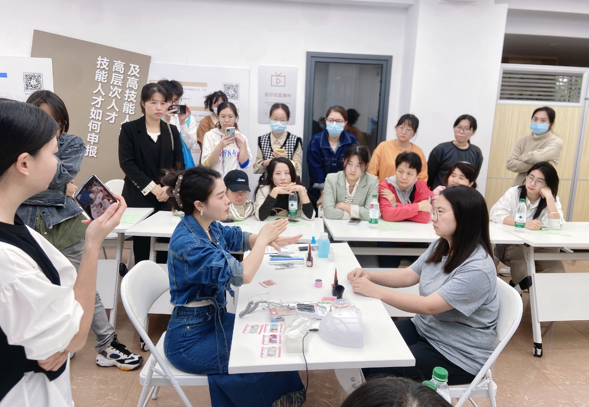 广东省华大学校美妆公益课堂 广东省华大学校美妆公益课堂