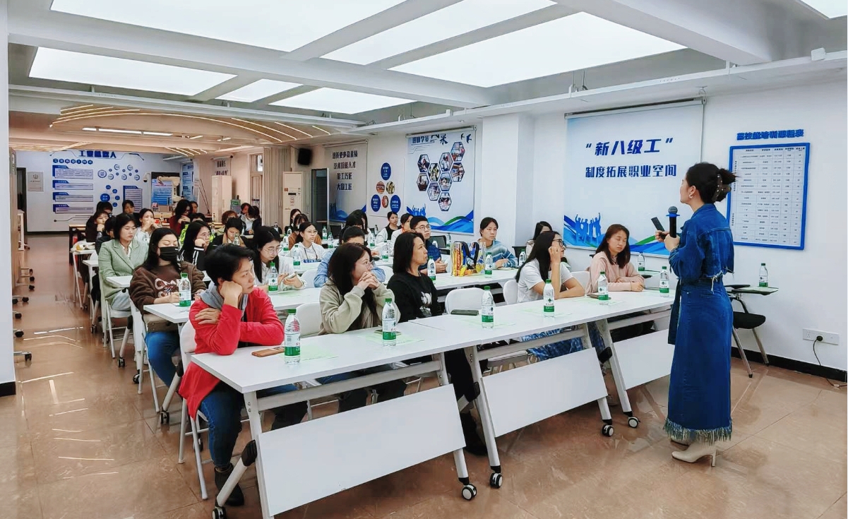 广东省华大学校美妆公益课堂 广东省华大学校美妆公益课堂