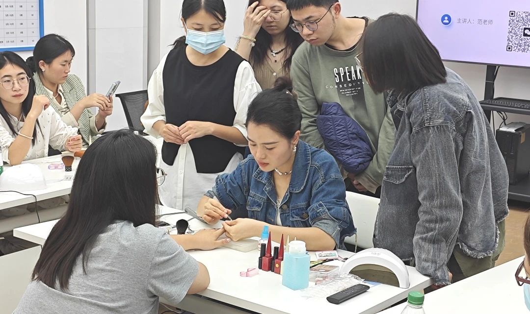 广东省华大学校美妆公益课堂 广东省华大学校美妆公益课堂