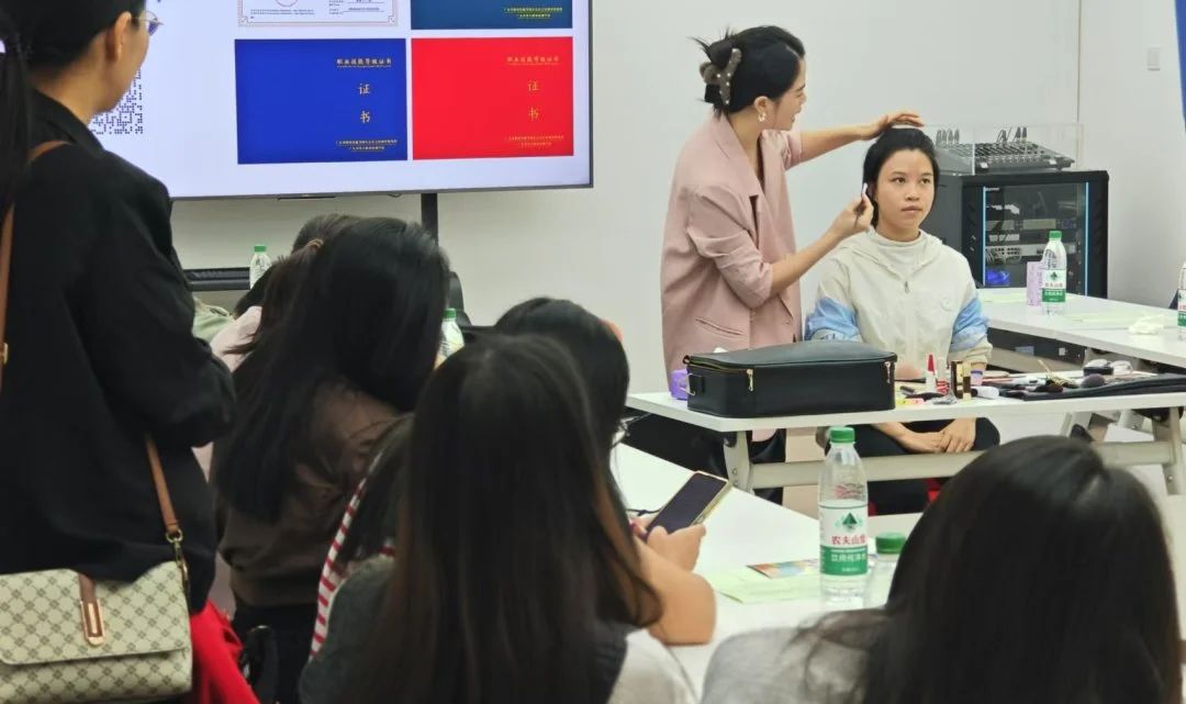 广东省华大学校美妆公益课堂 广东省华大学校美妆公益课堂